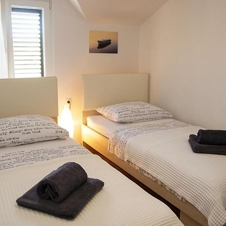 Kaprije Apartmani Tina I Ena Eksteriør bilde