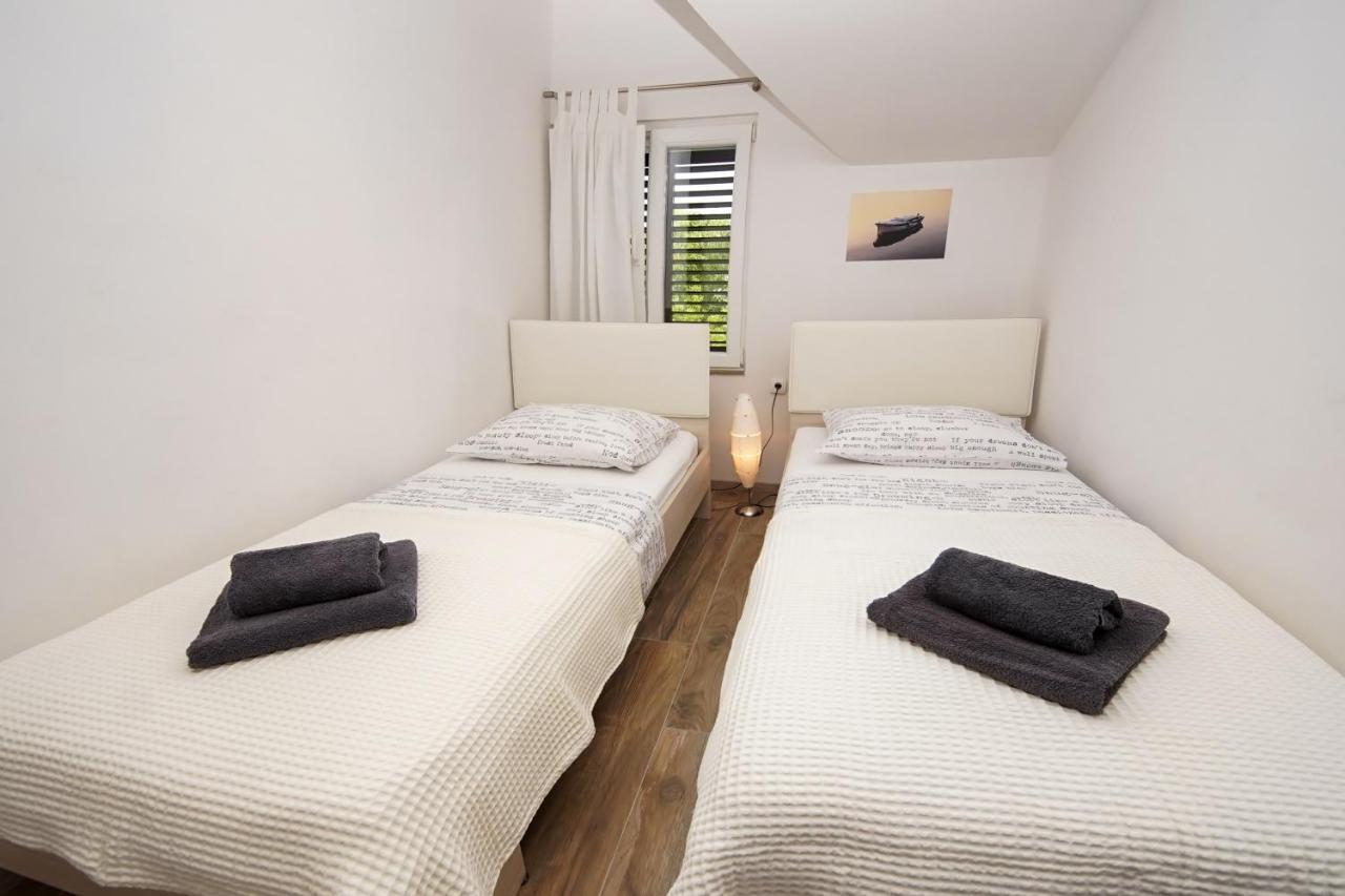 Kaprije Apartmani Tina I Ena Eksteriør bilde