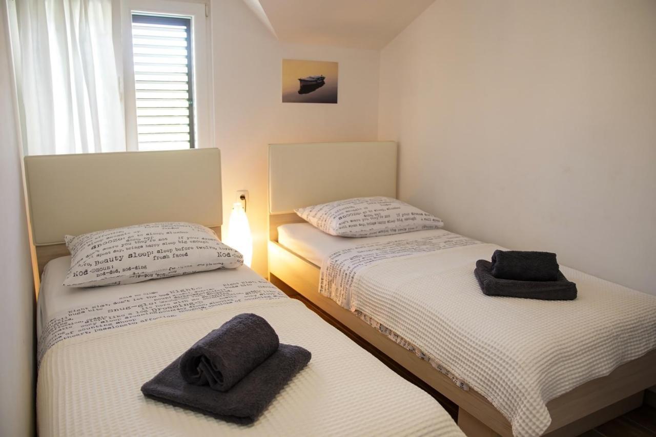 Kaprije Apartmani Tina I Ena Eksteriør bilde