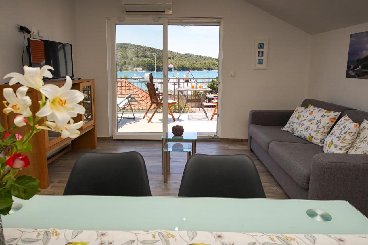 Kaprije Apartmani Tina I Ena Eksteriør bilde