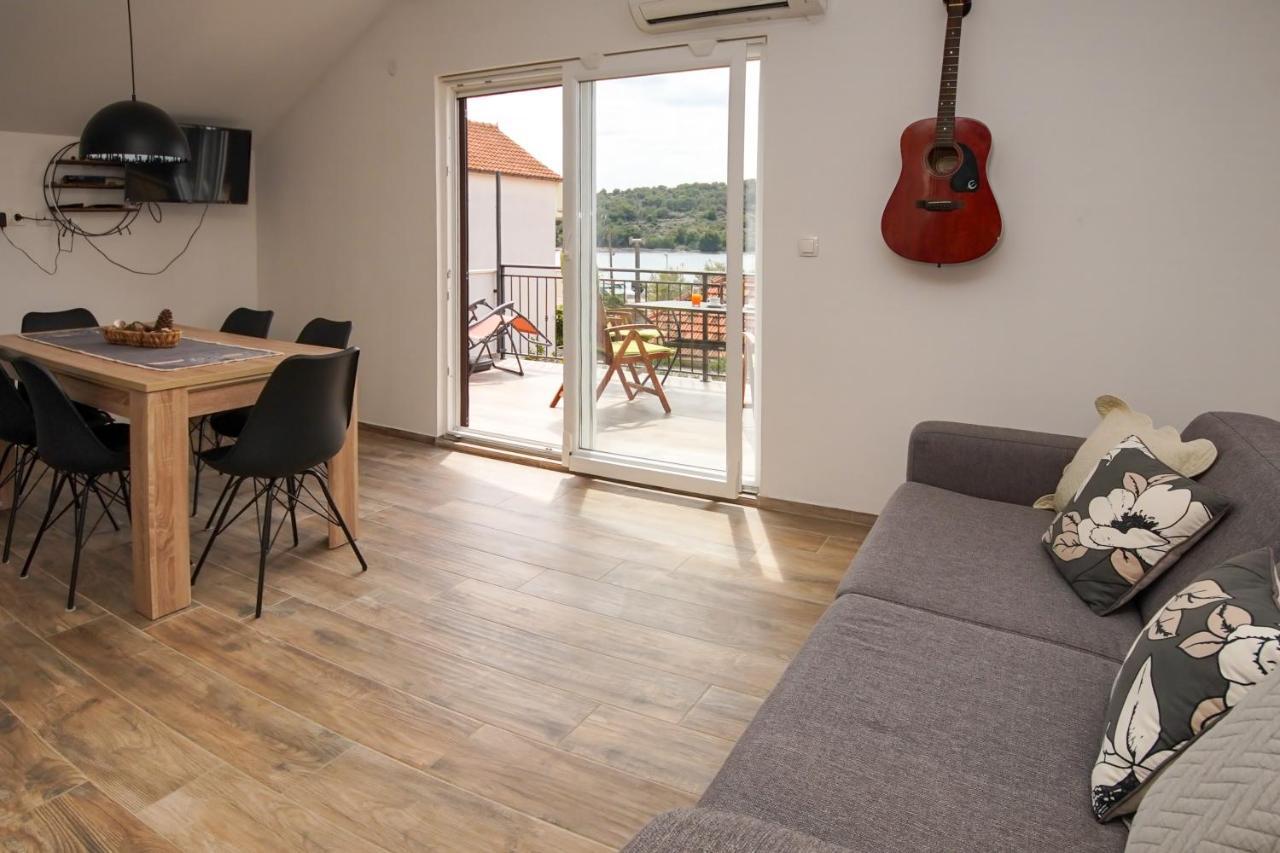 Kaprije Apartmani Tina I Ena Eksteriør bilde